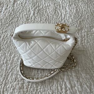 Chanel Perfect Meeting Hobo Quilted Lambskin Small White 21372135